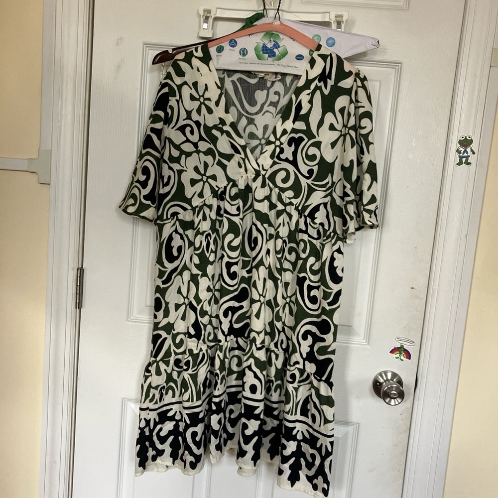 Elegant Floral Midi Dress in Green and Black